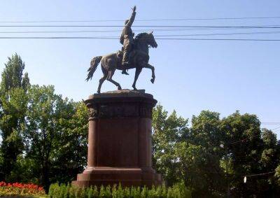 У столиці демонтують пам'ятники червоному комдиву та радянському генералу - lenta.ua - Украина - місто Київ