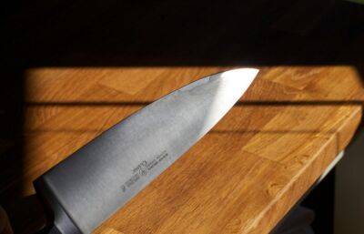 В Калязине пьяный мужчина обещал убить знакомого и порезал ему щеку кухонным ножом