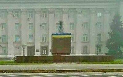 Перед зданием ОГА в Херсоне партизаны установили флаг Украины - соцсети
