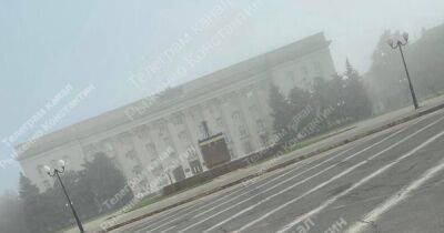 Возле здания Херсонской ОВА появился флаг Украины (фото)