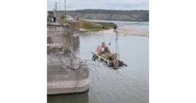 На тросе через взорванный мост: ВСУ показали кадры эвакуации раненого бойца (видео)