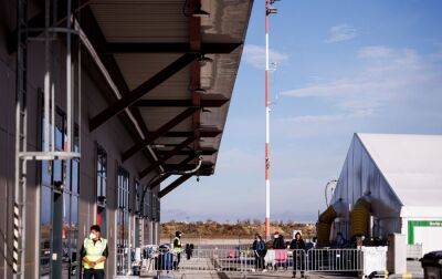 В аеропорту Берліна розгортають наметовий табір для тисяч українців: деталі