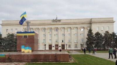 В центр Херсона вернулись украинские флаги – фото