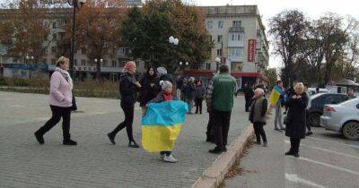 Украинцы наконец-то встречают ВСУ в Херсоне (ФОТО)