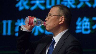 Самым богатым человеком Китая признали производителя питьевой воды