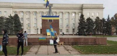Просування українських військових та прапори у центрі Херсону. Що відомо про звільнення міста