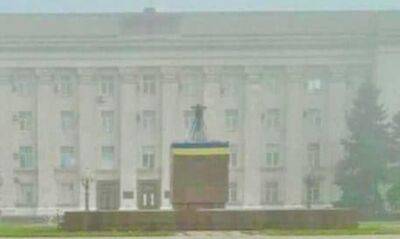 У центрі Херсона перед будівлею міськради з'явився український прапор