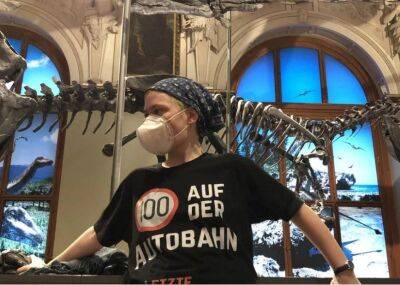 Пострадал еще один динозавр: экоактивисты приклеили себя к скелету в Вене