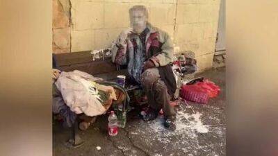 На бездомного в Хайфе вылили ведро краски, полиция разыскивает вандала