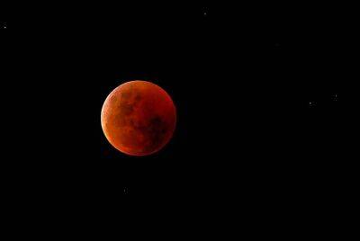 Приголомшливі знімки "кривавого" місячного затемнення показав астрофотограф (Фото)