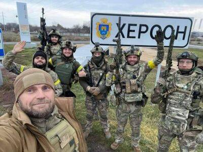 "Боже, синочки!" Украинцы с флагами и слезами на глазах встречают и ждут Силы обороны на юге. Подборка видео