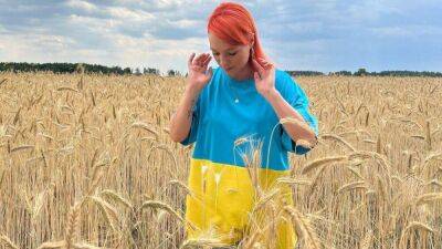 "Я в слезах": Светлана Тарабарова показала украинские флаги в родном Херсоне