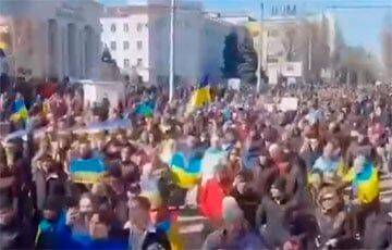 Херсон празднует освобождение: многотысячное шествия с гигантским флагом Украины