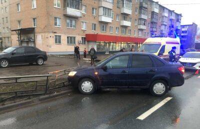 В Твери на проспекте Корыткова автомобиль врезался в ограждение — есть пострадавшие