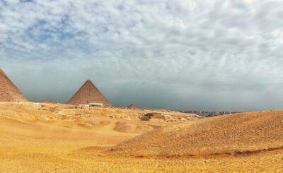 Туристка обнажилась у египетских пирамид