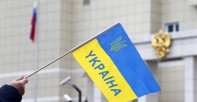 Мужчина оштрафован за то, что сорвал и бросил на землю украинский флаг