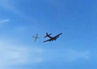 На историческом авиашоу в США столкнулись два самолета: видео