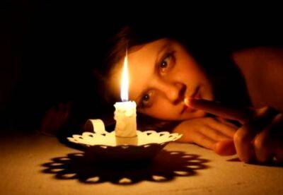 Докупайте свечи и фонарики: украинцам могут увеличить время отключения света – названо условие