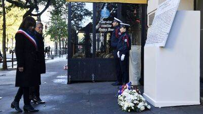 Франция вспоминает жертв терактов в Париже 13 ноября 2015