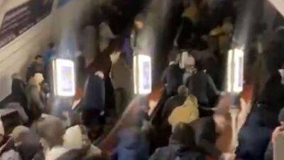 Пасажири в паніці влаштували тисняву у столичному метро через НП (відео)