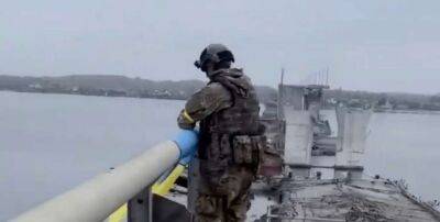 ЗСУ підняли український прапор на Антонівському мості (відео)