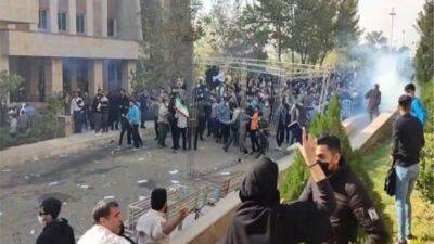 Участника протестов в Иране приговорили к смертной казни