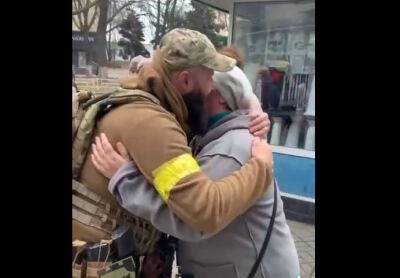 "Бабуля, це я!": У мережі показали зворушливе відео зустрічі військових із родичами з Херсона