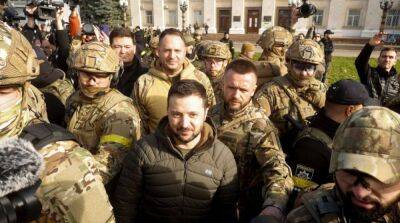 Зеленский в Херсоне: в освобожденном городе подняли украинский флаг