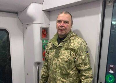 Позор, от которого не отмыться: в поезде "Укрзализныци" военного с передовой выгнали в тамбур на 7 часов. Подробности скандала