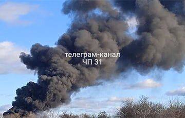 В российском Белгороде после взрывов начался пожар