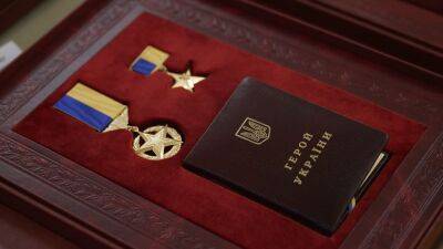 Зеленский дал звание Героя разведчику, поднявшему флаг в Снигиревке