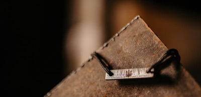 У продаж надійшла фінальна серія браслетів з металу «Азовсталі»: яка ціна та як придбати