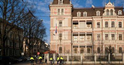 За порчу фасада здания посольства России красной краской наложен штраф в размере 70 евро