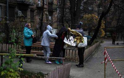 В Киеве обломки вражеских ракет упали на жилые дома
