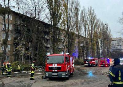 У Києві на житлові будинки впали уламки збитих ракет