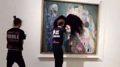 Ван Гог - Екоактивісти облили чорною рідиною картину Клімта у музеї Відня - lenta.ua - Украина