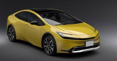 Авангардный дизайн и солнечные батареи на крыше: представлена новая Toyota Prius (видео)