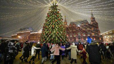 Собянин спросил у москвичей, стоит ли отменять новогодние мероприятия