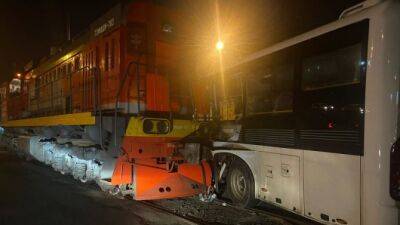 Во Владивостоке автобус столкнулся с локомотивом