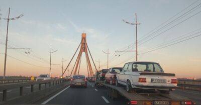 Раритеты на 200 000 евро: в Киеве заметили коллекционные BMW на автовозе (фото)