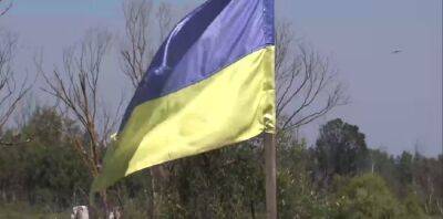 «А что, уже украинцы зашли?»: оккупанты испугались желто-голубого флага и от страха утопили БТР