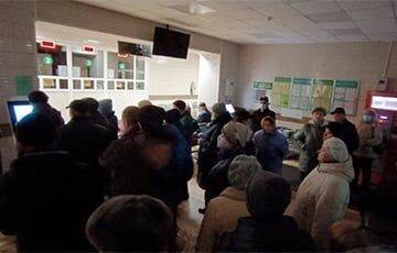 «Пришел в поликлинику в 5:30, а передо мной уже 32 человека»: белорусы выстраиваются в очереди на прием к врачу