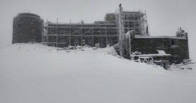 На горе Поп Иван в Карпатах насыпало до 10 сантиметров снега