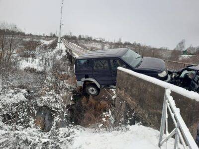 «Приора» чуть не столкнула УАЗ с моста в Старице