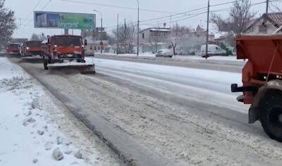 Украину накрыла снежная стихия: в Укравтодоре предупредили о непроездных дорогах и дали экстренный телефон для водителей