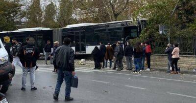 В Стамбуле автобус врезался в стену