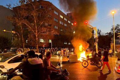 Боевики на мотоциклах убили девять человек во время протестов в Иране