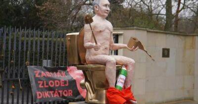 Чешские активисты выставили на аукцион скульптуру голого Путина: на вырученные средства купят дрон