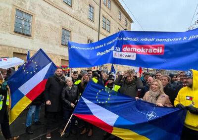 В Праге шествие в поддержку Украины и демократии собрало тысячи человек