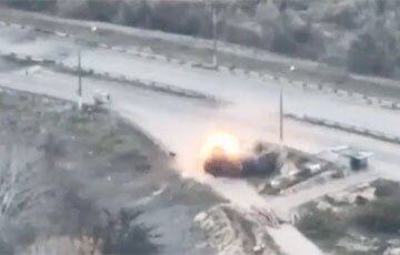 Бойцы ВСУ выстрелом через Днепр ликвидировали русский танк в Олешках